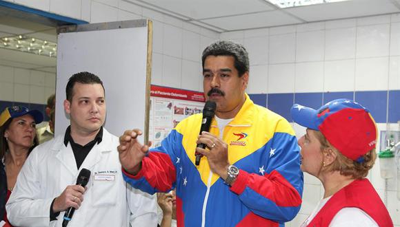 Nicolás Maduro firma su primer decreto como presidente encargado de Venezuela