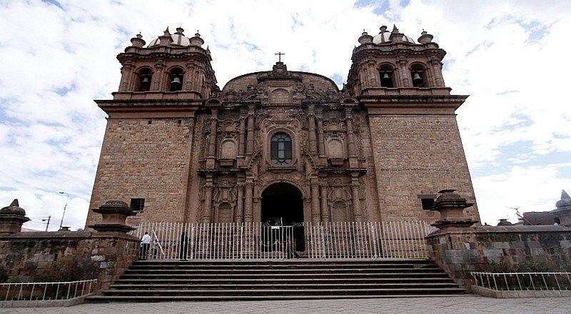 Cusco: Incendio consume histórica iglesia de San Sebastián al 80%