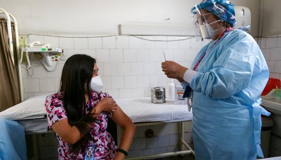 Licenciada Zoila Aragonez tiene 35 años de servicio y ha participado en campañas de vacunación contra la polio y el sarampión. Ella recibió la dosis a las 8:00 a.m. y ahora se encuentra vacunando al personal de su hospital.