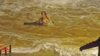 Mujer casi pierde la vida al sacarse selfi en el mar en medio de gran tormenta