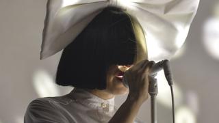 “Music”, película que marca el debut de la cantante Sia como directora, se estrena este viernes