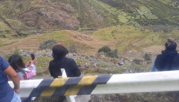 Cusco: la unidad cayó a abismo de 200 metros en el sector Abra Málaga, en la vía Cusco-Quillabamba. (Foto: PNP)
