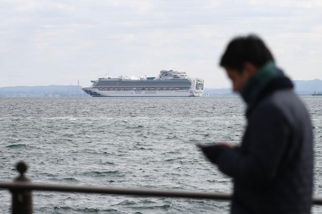 El crucero anclado se puede observar desde el puerto de Yokohama. A los pasajeros se les ha informado que el recorrido del crucero podría retrasarse hasta 24 horas. (AFP)