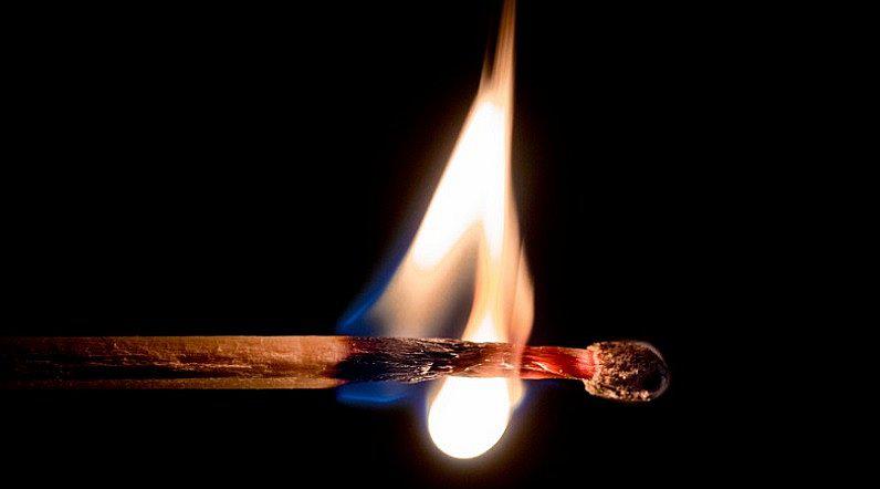 ​Encontró a su esposo con dos mujeres y le prendió fuego a la casa con ellos dentro