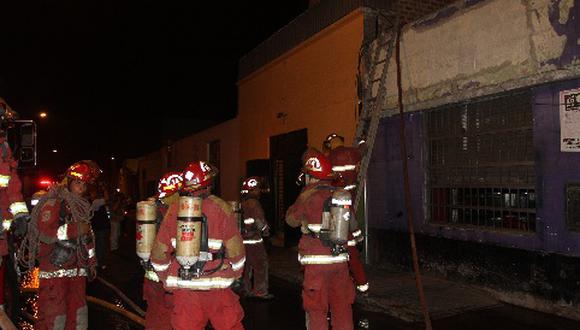 Techo de pollería se incendia en el Cercado de Lima