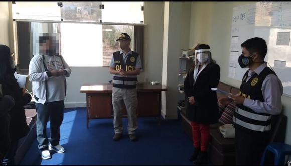 Fiscales y policías recopilaron diversos documentos durante la intervención en las oficinas de esta comuna. (Ministerio Público)