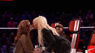 Christina Aguilera besó a una concursante en reality de canto [VIDEO]