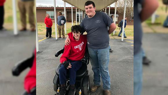 Trabajó por dos años para comprarle una silla de ruedas eléctrica a su mejor amigo 