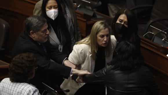 Momento de la agresión de María del Carmen Alva a Isabel Cortez. (Foto: Cesar Campos / @photo.gec)