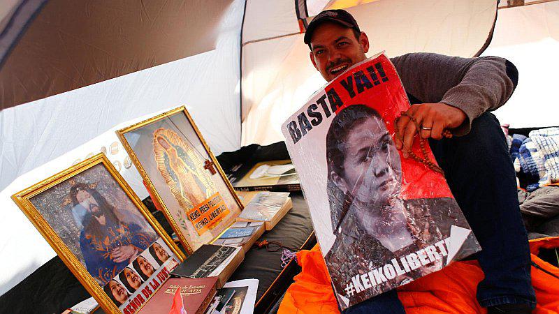 Mark Vito cumple antojo que tuvo durante huelga de hambre y se come ‘una Bembos’ | FOTO GEC