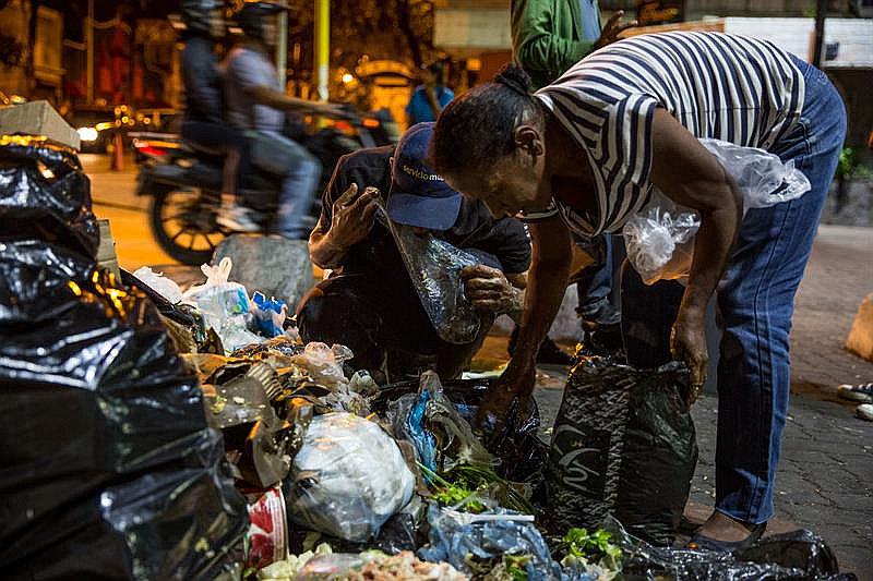 Venezuela: pelean por los alimentos que buscan entre la basura  