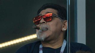 Rusia 2018: Maradona fue captado fumando en estadio pese a prohibición 