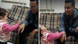 Niñita sordomuda conmueve por tratar de comunicarse con su padre (VIDEO)