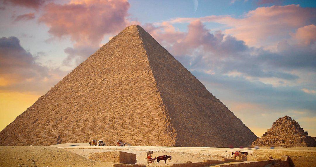 ​Se toma foto con trasero al aire en las pirámides de Guiza y lo detienen