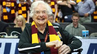 ​Monja de 98 años aficionada al baloncesto inspira camisetas y muñecos