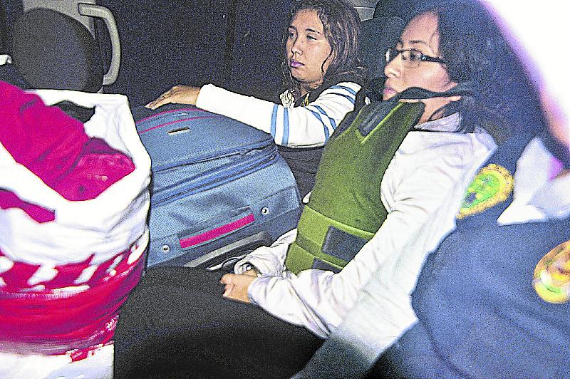 Acusada de robar dos millones 