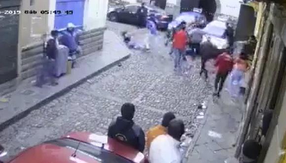 Pareja recibe brutal golpiza por peruanos y extranjeros afuera de una discoteca en Cusco (VIDEO)