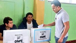 Asistentes le gritan a Richard Acuña que haga cola para emitir su voto (VÍDEO)