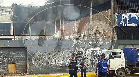 Cercado de Lima: se reaviva el incendio que inició desde el 25 de diciembre