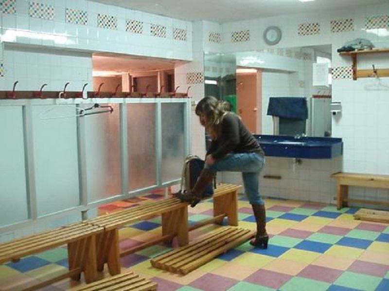Detienen a hombre que grababa mujeres cambiándose de ropa en gimnasio
