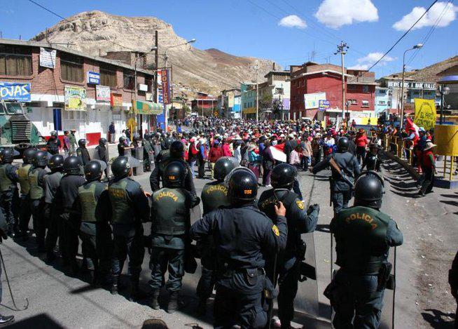 La Oroya: Carretera Central bloqueada por mineros