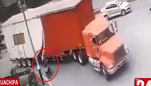 Tráiler atropella y mata sin darse cuenta a mototaxista que estaba estacionado (VIDEO)