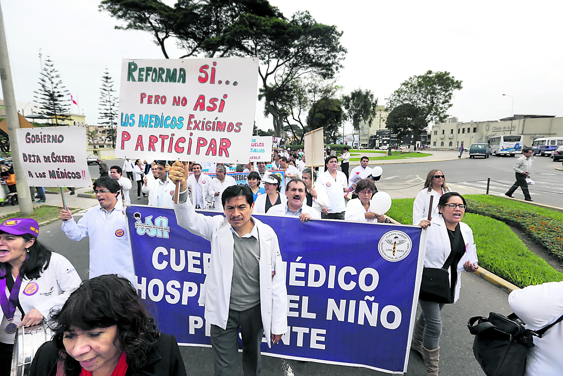 Médicos en paro donan su sangre
