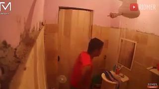 YouTube: puso cámara oculta en su baño y descubrió ¡el secreto mejor guardado de su esposo!