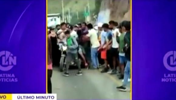 El hecho se registró a la altura del peaje de la provincia de Ambo, donde se agudizaron las protestas de transportistas. (Captura Latina TV)