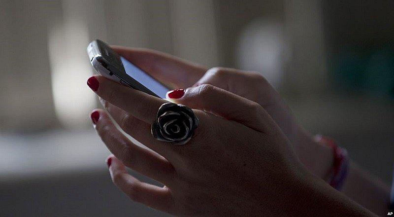 Mujer asesina a puñaladas a su marido luego de revisar su celular 