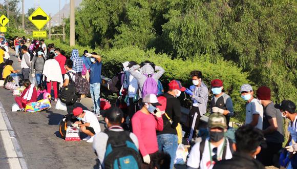 Decenas de personas fueron intervenidas tras pretender viajar a Tarapoto caminando. (Foto: Hugo Curotto)