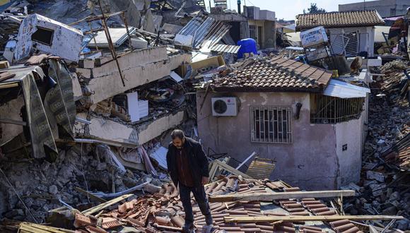 Un residente local inspecciona los escombros de los edificios destruidos en Hatay, el 11 de febrero de 2023, después de que un terremoto de magnitud 7,8 azotara el sureste del país. (Foto de Yasin AKGUL / AFP)