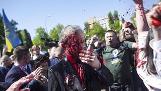 Polonia: Bañan con pintura roja a embajador ruso y le gritan “fascista” y “asesino”