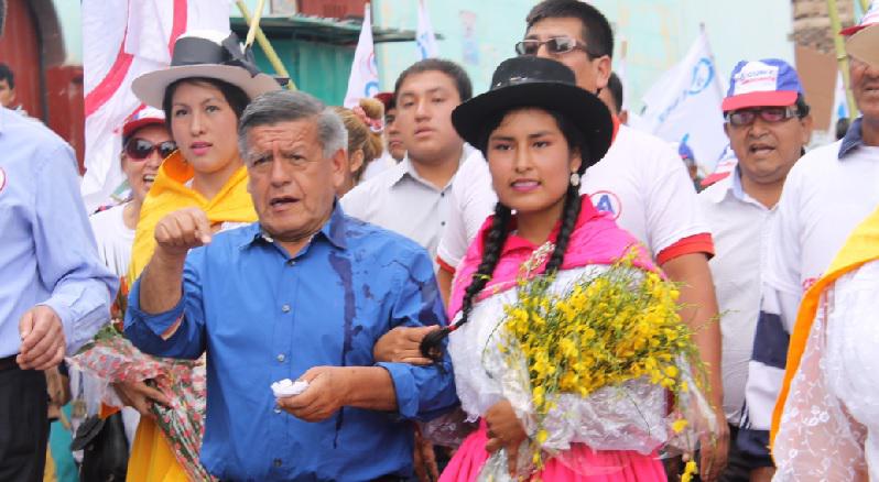 Ayacucho: César Acuña es recibido a huevazos durante su visita a Huanta [FOTOS]