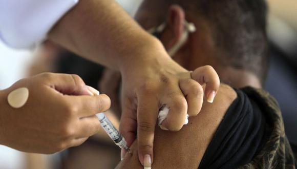 Con la evidencia disponible al momento, el intervalo entre la vacuna contra la COVID-19 y cualquier otra vacuna debe ser de al menos 14 días . (Foto: AFP)