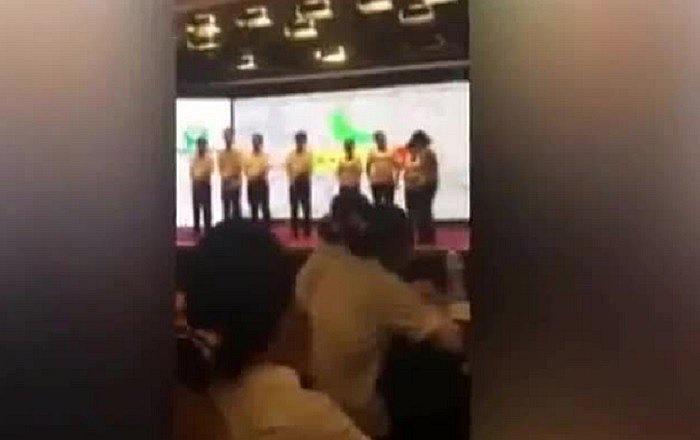 YouTube: Empleados son azotados en público por mal desempeño [VIDEO]