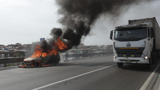 San Juan de Miraflores: auto se incendia a la altura de Puente Alipio 