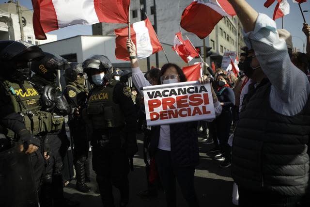 Un grupo de manifestantes realiza una marcha este jueves en el Centro de Lima para exigir la vacancia del presidente Pedro Castillo y por no estar de acuerdo con el nuevo gabinete. (Fotos: Joel Alonzo/@photo.gec)