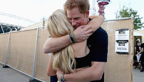  Príncipe Harry es ampayado besándose con Ellie Goulding debajo de una manta  