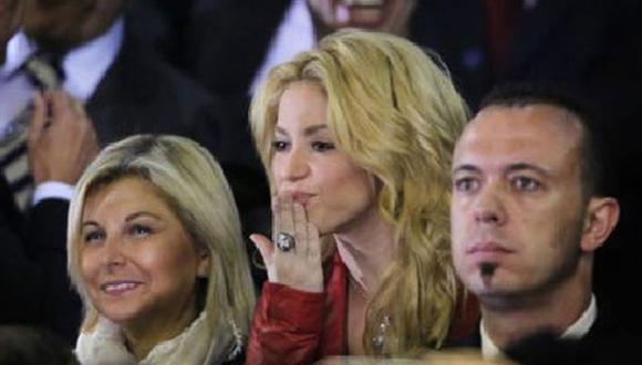 Shakira le envia beso volado a Piqué desde el palco en pleno partido