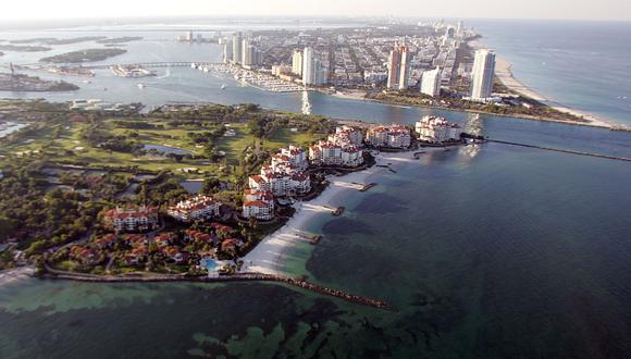 Vista aérea del exclusivo complejo residencial Fisher Island con una vista del extremo sur de Miami Beach, Florida. (Foto: AFP/Roberto Schmidt)