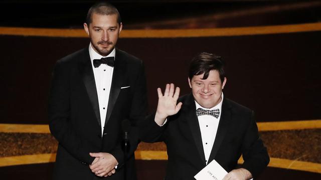 Los actores Shia LaBeouf y Zack Gottsagen presentaron el premio a Mejor Corto. (EFE)