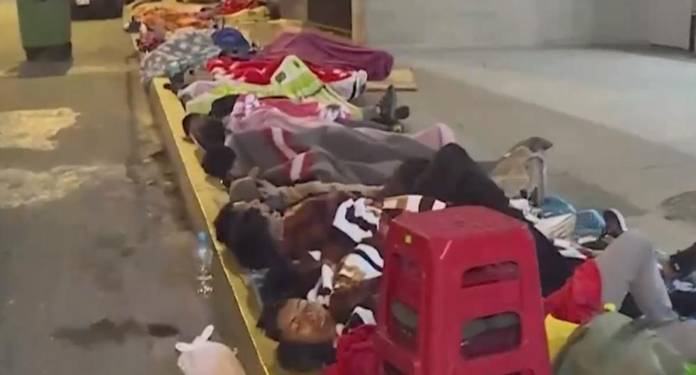 Postulantes a policías duermen en la calle para obtener documento del Fuero Militar Policial