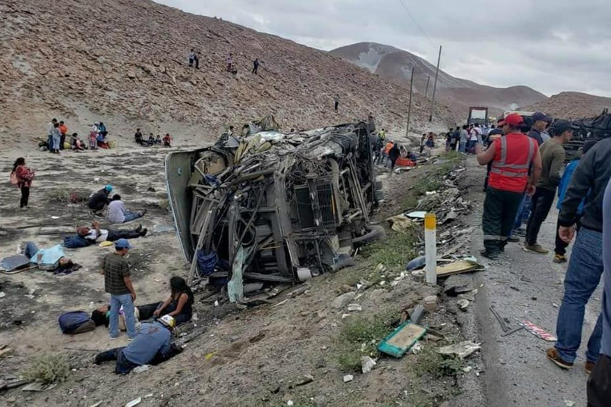 Arequipa: A quince se elevó cifra de víctimas mortales tras el violento choque frontal entre los buses interprovinciales Santillana y Del Carpio (GEC)