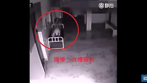 YouTube: Cámara de seguridad graba a presunta alma salir de cuerpo [VIDEO]