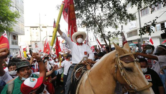 Pedro Castillo cerró su campaña en Lima el jueves 8 de abril, tras una serie de viajes por las regiones del país. Entre otros, estuvo acompañado de Vladimir Cerrón, líder de Perú Libre, y de Edgar Tello, con quien dirigió la huelga docente del 2017. (Foto: Violeta Ayasta / GEC)