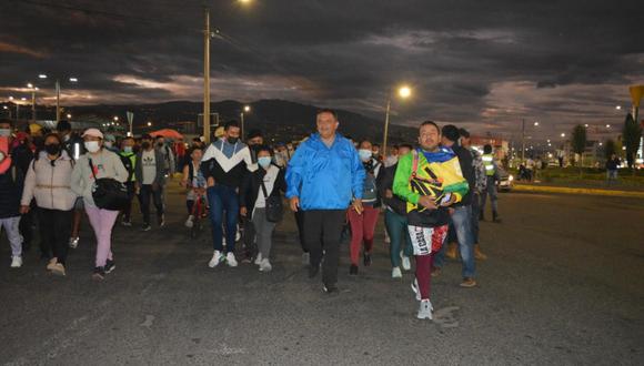 Fieles se burlaron de orden judicial e igual tomaron y bloquearon vía para caminata católica, en Ecuador.