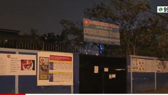 Luego del ataque, uno de los presuntos agresores regresar al centro educativo. (Foto: Captura de video)