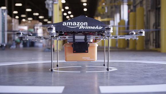 Amazon realiza su primera entrega de paquetes usando un "dron" 