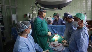 Italianos trasplantan dos corazones de donantes COVID-19 y evitan contagiar a pacientes